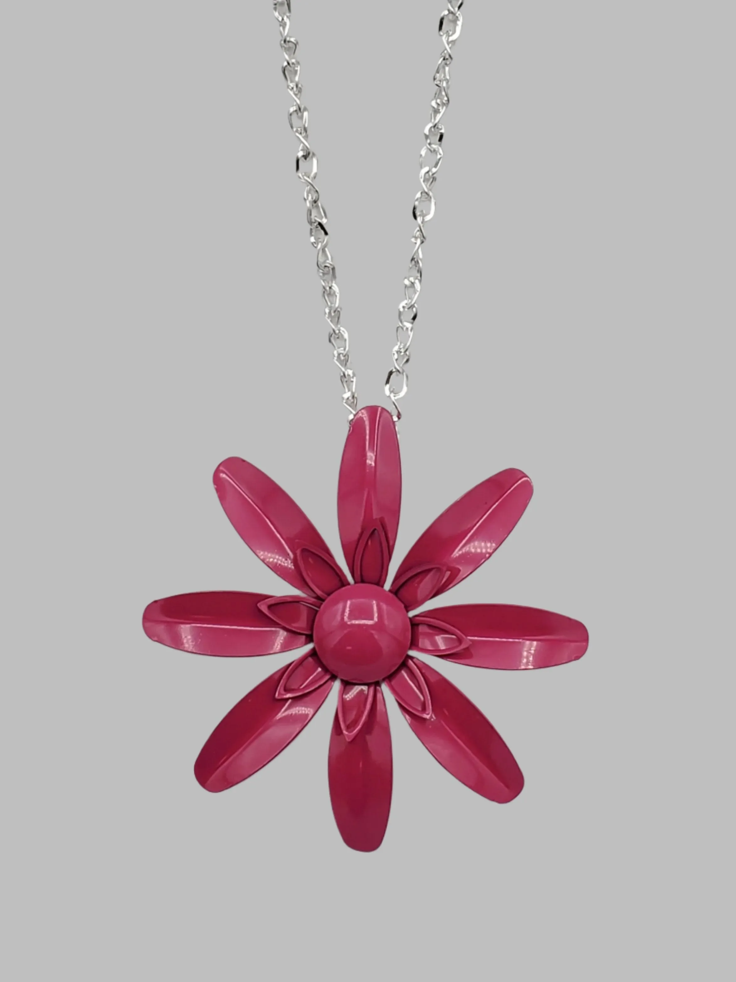 Metal Daisy Pendant Necklace in Pink